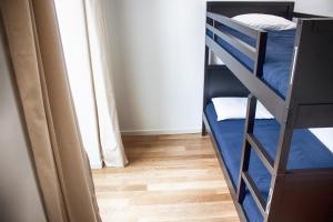 The Nook Hostel في بونتا ديلغادا: غرفة نوم بسريرين بطابقين في غرفة