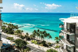 ホノルルにあるAston Waikiki Beach Towerの建物から見た海の景色