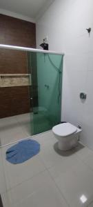 een badkamer met een toilet en een glazen douche bij Rancho Léo Artes in Três Marias