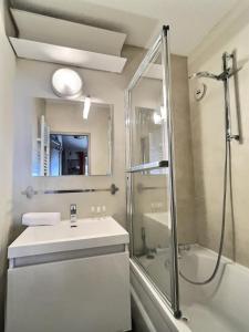 a bathroom with a sink and a shower and a mirror at Résidence Rond-point Des Pistes Iii - 3 Pièces pour 6 Personnes 56 in Val-d'Isère