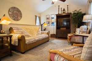 Una sala de estar con un sofá y un televisor. en Sasquatch Lode CD Sleeps 22, en Gatlinburg