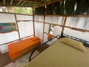 Postel nebo postele na pokoji v ubytování Aloha Surf Hostel