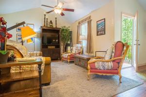 Una sala de estar llena de muebles y un televisor. en Sasquatch Lode CD Sleeps 22, en Gatlinburg