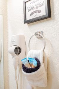 un toallero con secador de pelo y un secador de pelo en Sasquatch Lode CD Sleeps 22, en Gatlinburg 177 fotos más