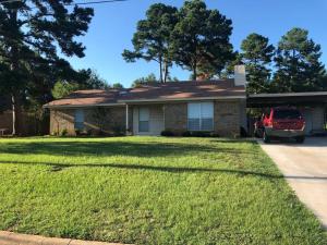 een huis met een auto op de oprit bij Charming Home in the Piney Woods of East Texas in Kilgore