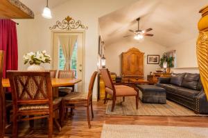 Una sala de estar con una mesa y un comedor. en Sasquatch Lode CD Sleeps 22, en Gatlinburg