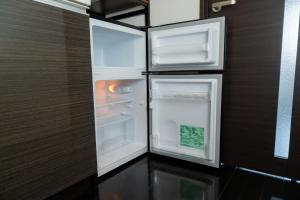 einem leeren Kühlschrank mit offener Tür in der Küche in der Unterkunft VIDA Hakata 803 - Vacation STAY 48060v in Sumiyoshi