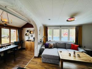 - un salon avec un canapé et une table dans l'établissement Rustic Haven Bed and Breakfast, à Munkfors