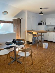 Virtuve vai virtuves zona naktsmītnē Gite de groupe lacs et forêt du jura - Orgelet