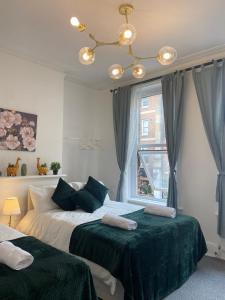 Кровать или кровати в номере Russell Square Private Rooms