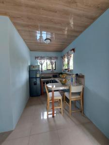a kitchen with a table and chairs in a room at Arenal Surá in Fortuna