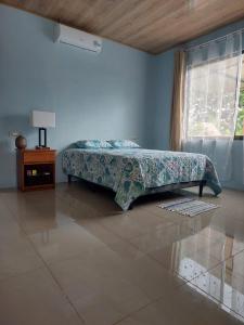 フォルトゥナにあるArenal Suráのベッドルーム1室(ベッド1台、テーブル、窓付)