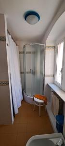 łazienka z prysznicem i ławką w obiekcie In piazzetta a Nervi w Genui