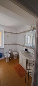 łazienka z toaletą i umywalką w obiekcie In piazzetta a Nervi w Genui