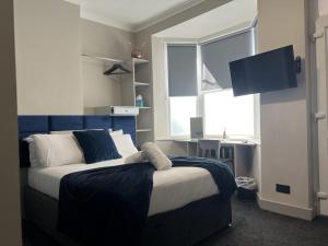 En eller flere senger på et rom på Sleeps up to 8 A 4-Bed House all with en-suites