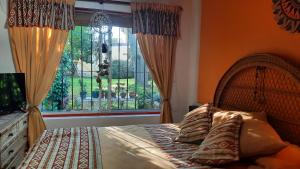 a bedroom with a bed and a large window at Nel's Casa Hostel A 15 minutos de Aeropuerto Ezeiza in Monte Grande