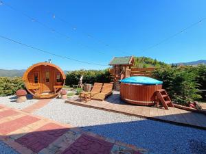una bañera de hidromasaje y una sauna en el patio trasero en Mountain guest house “Fajeri”, en Brestova Draga
