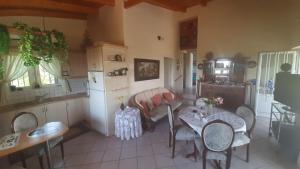 Il comprend une cuisine et un salon avec une table et un canapé. dans l'établissement Serenity Cottage House in Preveza, à Flámpoura