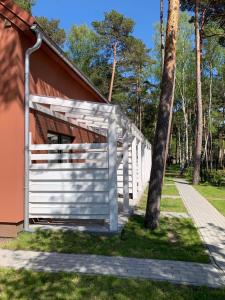 a white shed next to a red building at SOMIMARE in Międzywodzie