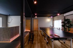 ein Tischtennisraum mit einer Tischtennisplatte in der Unterkunft THE LANDMARK - Vacation STAY 90827v in Furano