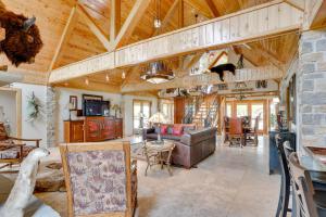 una gran sala de estar con techo de madera. en Hornersville Vacation Rental with Private Pond!, 