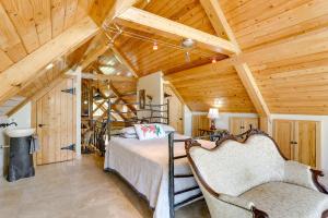 sypialnia z łóżkiem i drewnianym sufitem w obiekcie Hornersville Vacation Rental with Private Pond! 