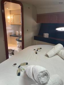 Cama ou camas em um quarto em Motor Boat Accommodation