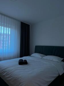 um quarto com uma cama com dois chapéus em Sarajevo Apartment Magnolia em Sarajevo