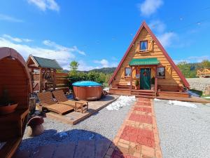 Cabaña de madera con bañera de hidromasaje y casa en Mountain guest house “Fajeri”, en Brestova Draga