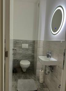 uma casa de banho com um WC e um lavatório em Sarajevo Apartment Magnolia em Sarajevo