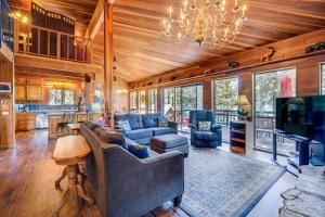 Waterfront Truckee Cabin on Donner Lake! tesisinde bir oturma alanı