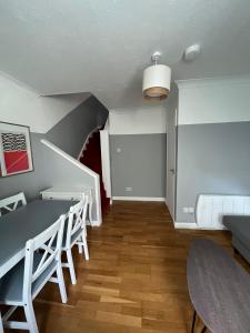 ロンドンにあるSpacious 1 bedroom house for 2 or 4 people. Centralの階段、テーブル、椅子が備わる客室です。