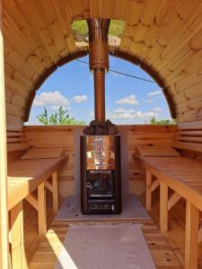 una cabaña de madera con vistas interiores a una estufa en Mountain guest house “Fajeri”, en Brestova Draga
