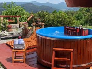 einen Whirlpool auf einer Terrasse mit Aussicht in der Unterkunft Mountain guest house “Fajeri” in Brestova Draga