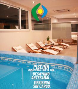un complejo con una piscina con un cartel para un complejo en Sonidos Del Bosque en Mar de las Pampas