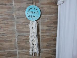 Nel's Casa Hostel A 15 minutos de Aeropuerto Ezeiza في مونتي غراندي: لافتة مكتوب عليها "صيفنا" معلقة على الحائط