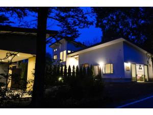 una casa por la noche con luces encendidas en MORIHAKU - Vacation STAY 34533v en Kutsukake