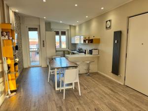 a kitchen and dining room with a table and chairs at SNOOP HOUSE in Alessandria