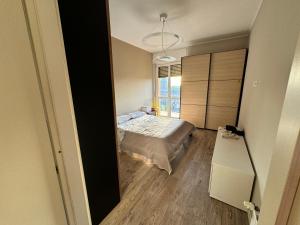 a bedroom with a bed and a large window at SNOOP HOUSE in Alessandria