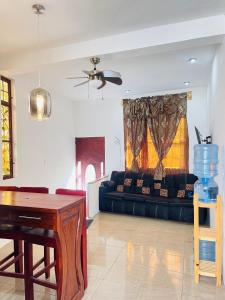 - un salon avec un canapé et une table dans l'établissement Apartamentos Jasmin, à San Pedro de la Laguna