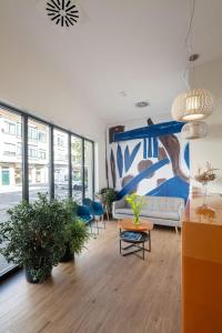 ein Wohnzimmer mit Sofa und einigen Pflanzen in der Unterkunft Hotel Concheiros in Santiago de Compostela
