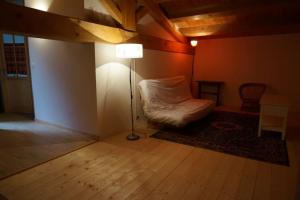 een kamer met een bed en een lamp bij maison de village, a la semaine min, bord de mer in Les Sables Vignier