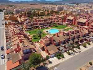 uma vista aérea de uma cidade com casas e uma piscina em Vivienda Mar de Cristal Albatros I em Mar de Cristal