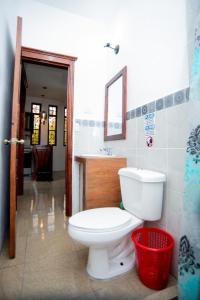 uma casa de banho com um WC, um lavatório e um espelho. em Apartamentos Jasmin em San Pedro La Laguna