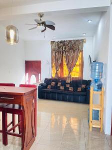 sala de estar con sofá y mesa en Apartamentos Jasmin en San Pedro La Laguna