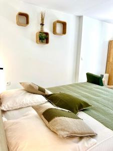 una camera con due letti con cuscini sopra di Villa Grand Baie ad Agay - Saint Raphael