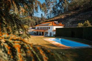 una casa con piscina delante en Refúgio do Jugo, en Vieira do Minho