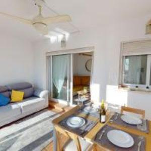 sala de estar con mesa y sofá en Casa Hanlon - Azure Property Rentals, en Torre-Pacheco