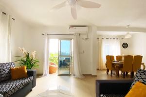 uma sala de estar com um sofá e uma mesa em Residence Atlantic - Premium Apartment - WiFi, Gardien, Parking, Climaté em Douala