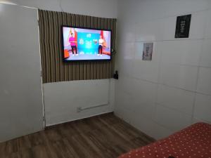 um quarto com uma televisão de ecrã plano na parede em Agradavel casa familiar proxima Expo SP e metro Jabaquara em São Paulo